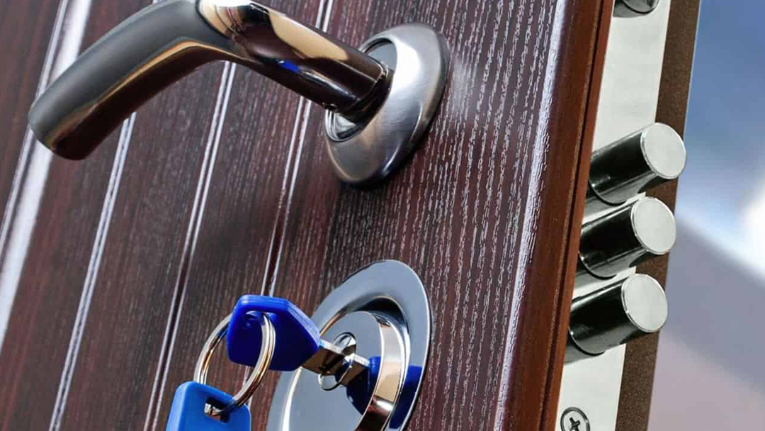 Ouvrir une porte blindée sans clé et poser une serrure sur ce type de porte